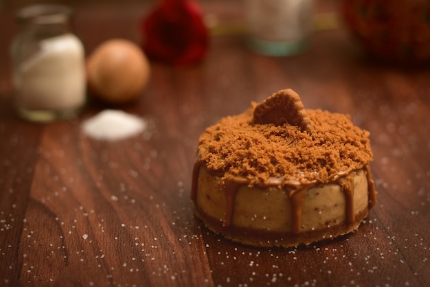 Zdjęcie tortowy słodki ciasto deser z lodowaceniem na drewnianym tle