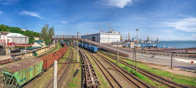 Tory kolejowe i wiadukt w handlowym porcie Odessa, Ukraina