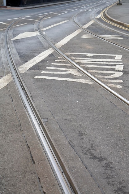 Tory tramwajowe i znak strzałki na ulicy w Nottingham Anglia UK