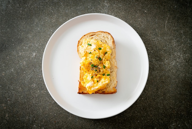 Tost Chlebowy Z Jajecznicą Na Białym Talerzu