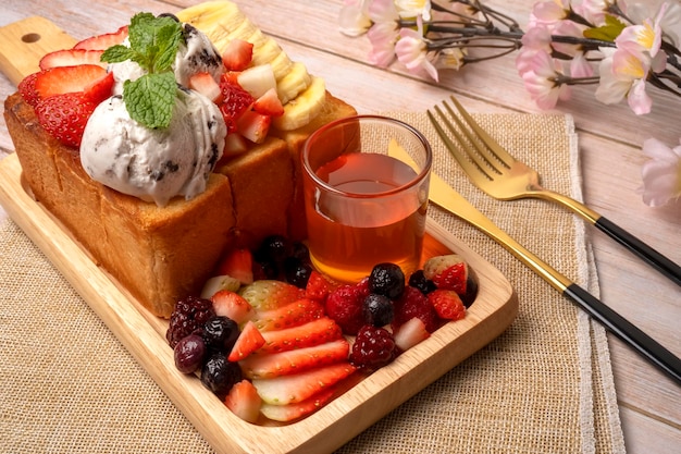 Zdjęcie tost miodowy składa się z chleba z miodem i lodami