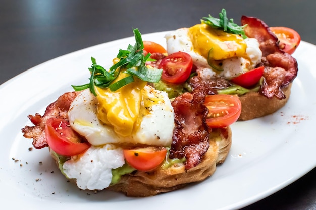 Tost śniadaniowy z jajkiem na bekonie