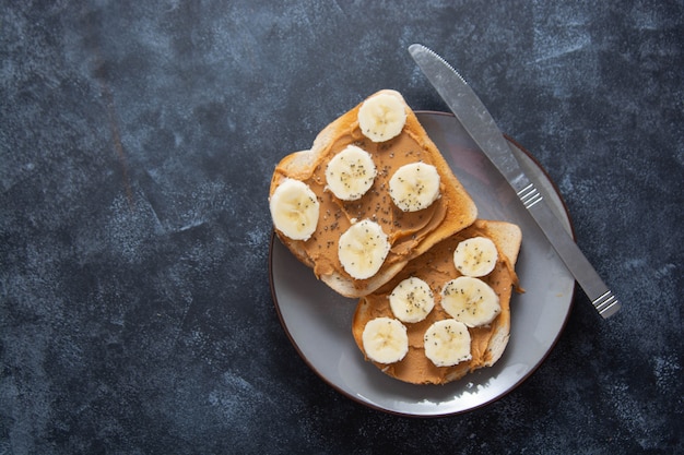 Tost Z Masłem Orzechowym I Bananem