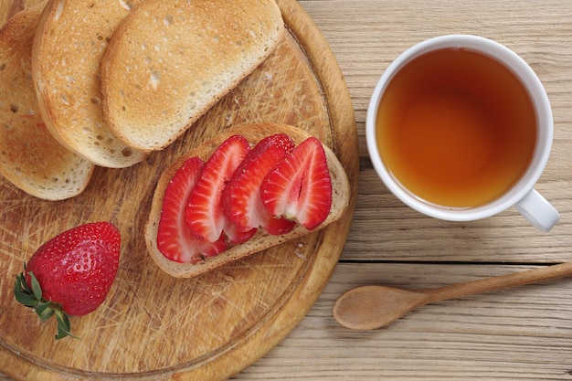 Tost z truskawkami i herbatą