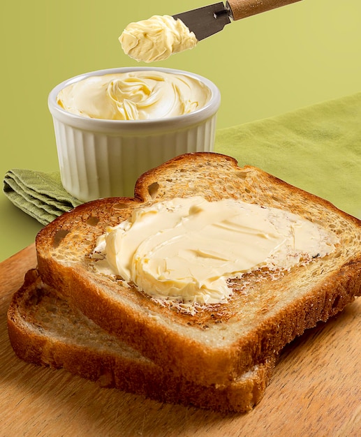 Zdjęcie tostowe kromki chleba i masło na drewnianym stole