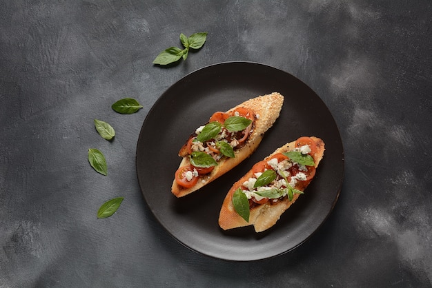 Tosty Caprese Bruschetta Z Pomidorkami Koktajlowymi, Mozzarellą.