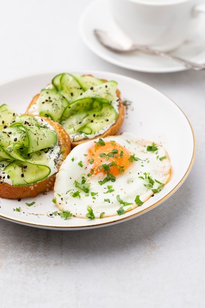 Tosty Keto z ogórkiem z jajka ricotta i czarnym sezamem