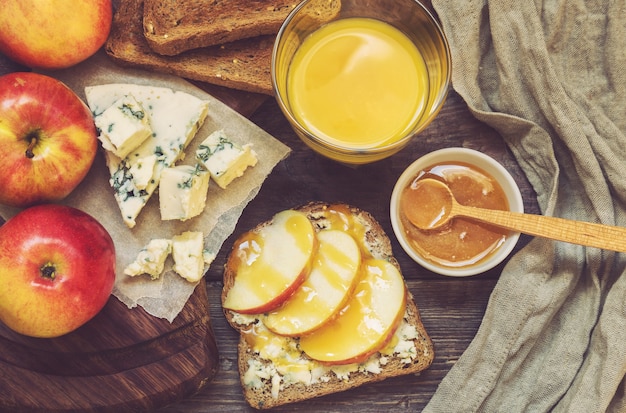 Tosty Z Jabłkiem, Miodem I Serem Gorgonzola Na Rustykalnej Drewnianej Powierzchni. Zdrowe śniadanie.