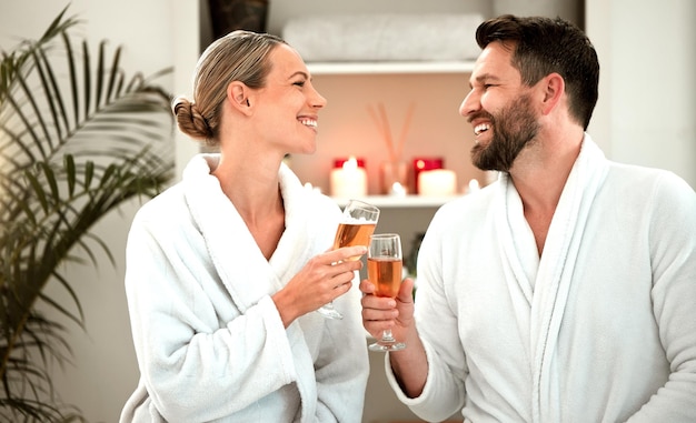 Tosty z szampanem i para celebrująca w spa z okazji małżeństwa lub urodzin
