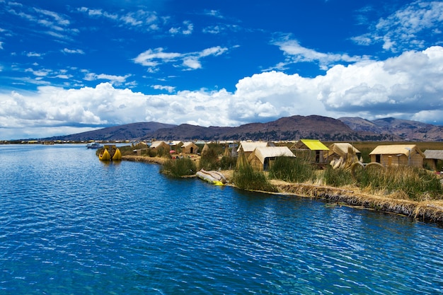 Totora łódź na jeziorze Titicaca blisko Puno, Peru