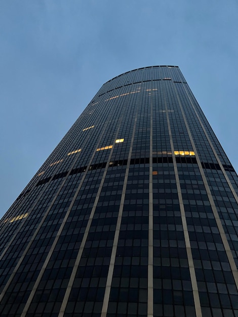 Zdjęcie tour montparnasse dla nocnego widoku paryża