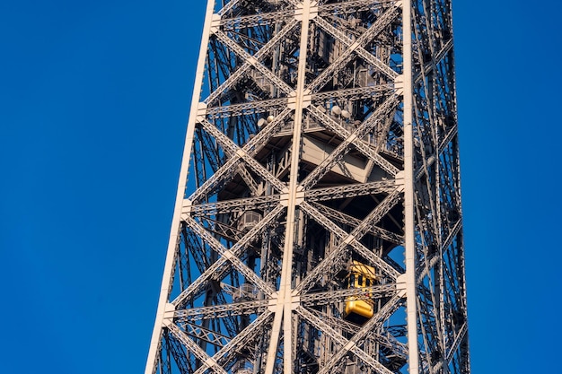 Tour paryski symbol wieży Eiffla szczegół z bliska