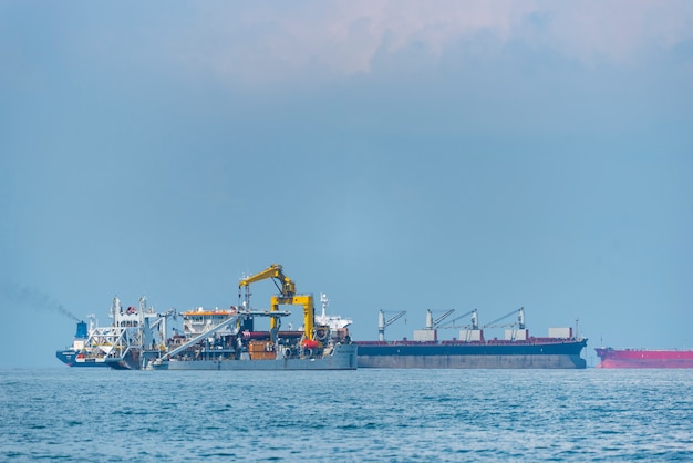 towarowy statek towarowy i kontener ładunkowy dla logistyki i transportu