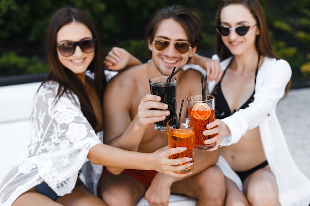 Towarzystwo Przyjaciół Na Wakacjach Na Plaży