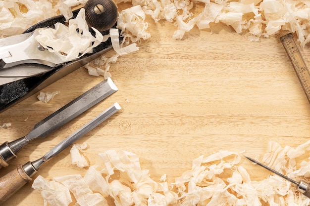 Zdjęcie towarzystwo stolarskie lub obróbka drewna z przestrzenią do kopiowania stare narzędzia stolarskie i wiórki drewniane na stole roboczym rzemieślnictwo drewniane i praca ręczna koncepcja płaska