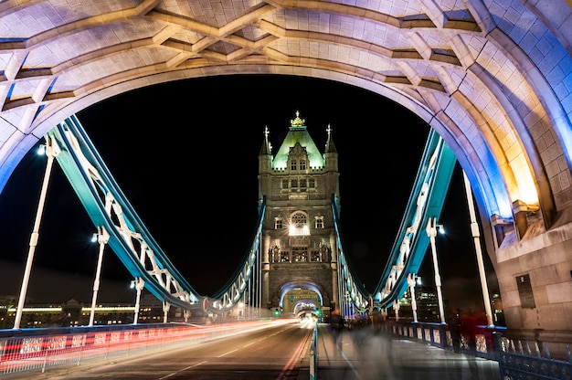 Tower Bridge W Londynie Nocą