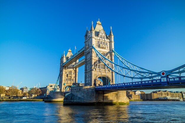 Tower Bridge w Londynie w Wielkiej Brytanii z błękitnym niebem