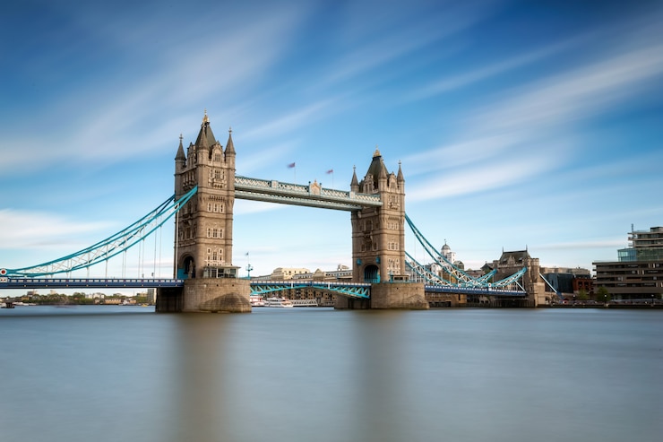 Zdjęcie tower bridge w świetle dziennym nad tamizą w londynie