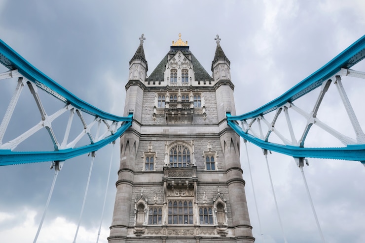 Zdjęcie tower bridge z bliska na dramatyczne pochmurne niebo.