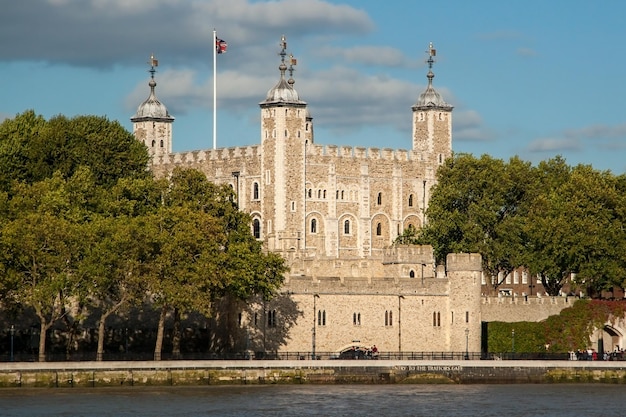 Tower of London, nad Tamizą w słoneczny dzień