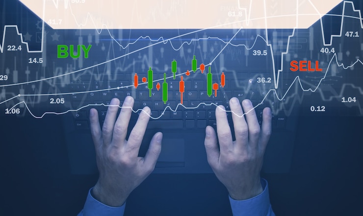 Zdjęcie trader za pomocą komputera. raport giełdowy. kup i sprzedaj. forex