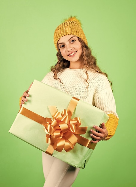 Tradycja rodzinna Piękny pakiet prezentów Rozdawaj Miłość Wakacje Ferie zimowe Mała dziewczynka Makijaż twarzy Trzymaj pudełko Prezent dla dziecka Trzymaj pudełko Szczęśliwy klient Międzynarodowy dzień dziecka