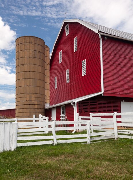 Zdjęcie tradycyjna amerykańska stodoła pomalowana na czerwono na farmie