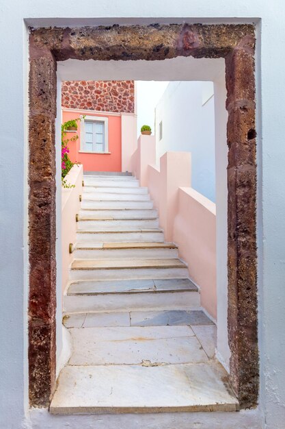 Tradycyjna architektura europejska Wejście do domu ze schodami Grecja Santorini