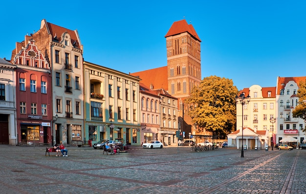 Tradycyjna architektura toruńskiego Starego Miasta na Rynku Nowego Miasta, obraz panoramiczny.