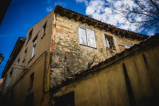 Tradycyjna architektura z balkonami i starymi oknami, miasto segovia w hiszpanii