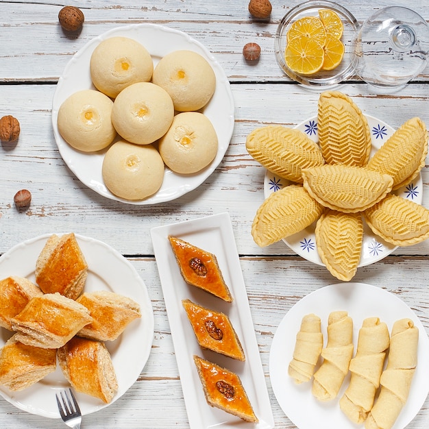 Tradycyjna Azerbejdżańska wakacyjna Novruz ciastek baklava na bielu talerzu na białym tle z dokrętkami i shakarbura