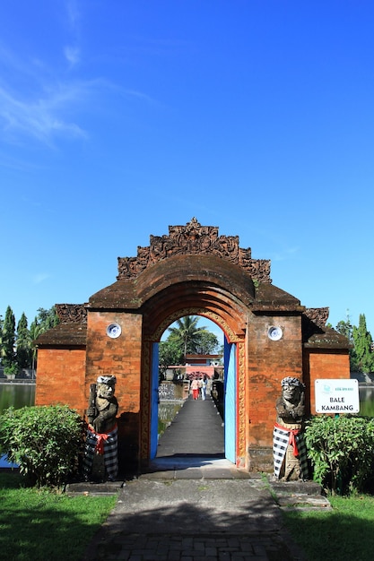 Tradycyjna balijska brama wejściowa Bale Kambang Miejsce znajduje się w Mayura Water Palace