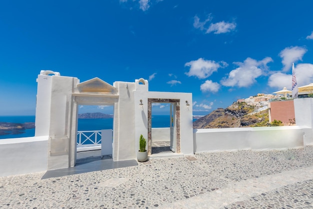 Tradycyjna biała architektura i drzwi z widokiem na Morze Śródziemne w wiosce Fira Santorini