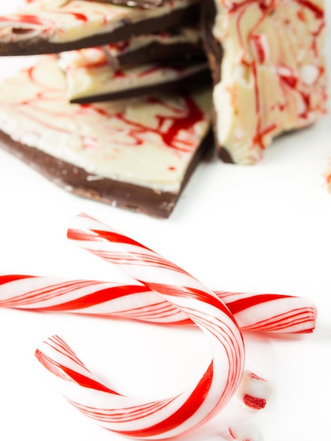 Tradycyjna bożonarodzeniowa kora czekoladowo-miętowa posypana miętowymi cukierkami.