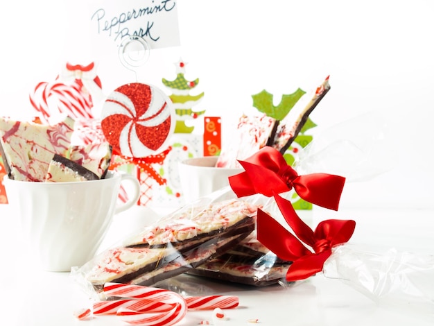 Tradycyjna bożonarodzeniowa kora czekoladowo-miętowa posypana miętowymi cukierkami.