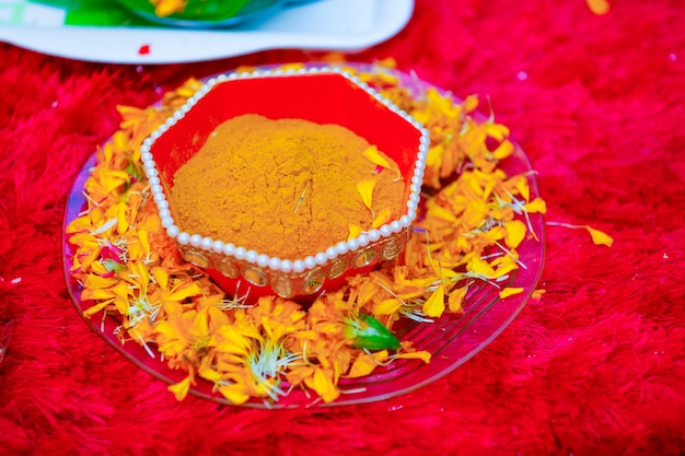 Tradycyjna ceremonia ślubna w hinduizmie Kurkuma w talerzu na ceremonię haldi