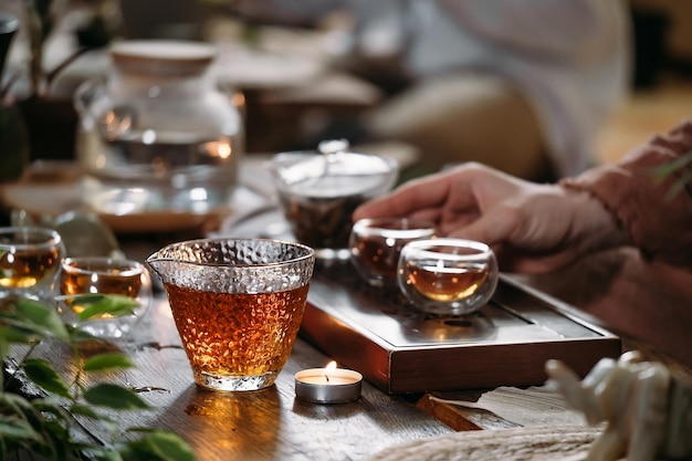 Tradycyjna chińska ceremonia parzenia herbaty Gun Fu Cha i nalewanie oolonga z czajnika parą na ciemnym tle