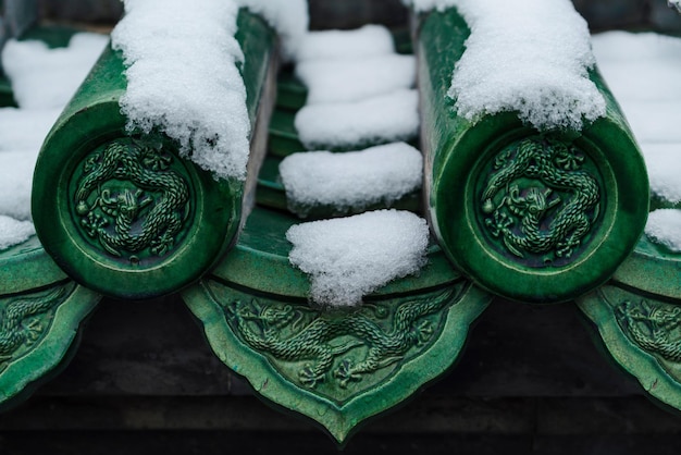 Zdjęcie tradycyjna chińska dekoracja architektoniczna zimą