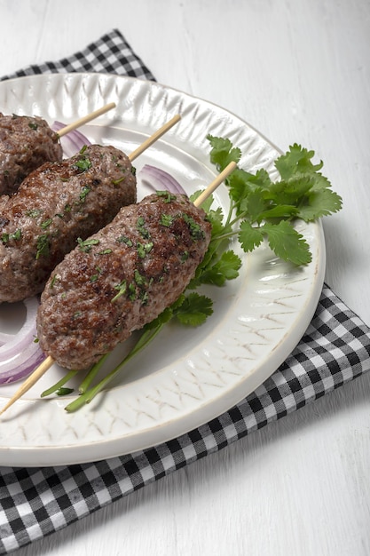 Tradycyjna domowa kefta lub kebab z mięsa. Koncepcja halal. kuchnia arabska i turecka