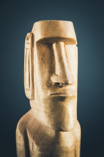 Tradycyjna drewniana rzeźba moai z Wyspy Wielkanocnej. Ciemne tło
