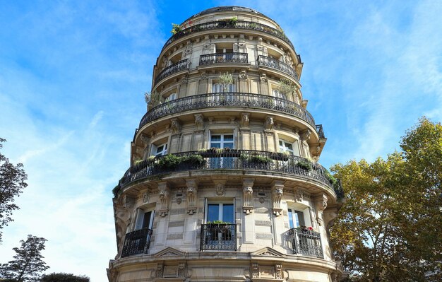 Tradycyjna fasada paryskiego budynku France