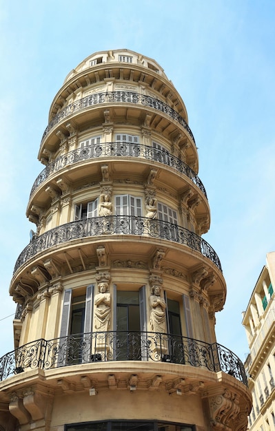 Tradycyjna francuska architektura Haussmanna i budynek mieszkalny w Marsylii