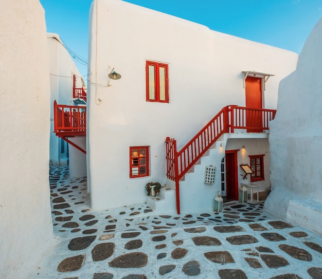 Tradycyjna grecka ulica na wyspie Mykonos