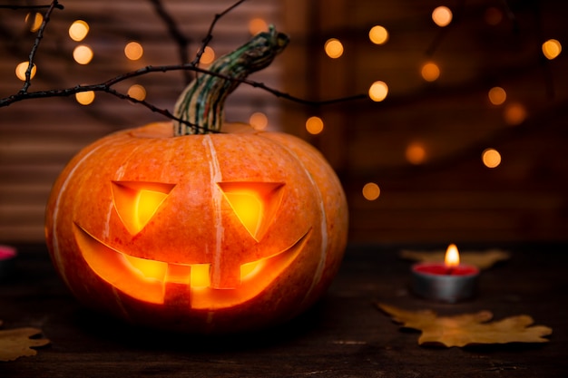 tradycyjna halloweenowa dynia świecąca w ciemności koncepcja kartki z życzeniami halloween ciemny nastrój