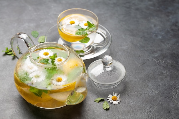 Tradycyjna herbata z kwiatami cytrynowej rumianki i mięty