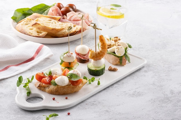 Tradycyjna Hiszpańska Przekąska Tapas Pinchos Z Mozzarellą, Ogórkami, Krewetkami I Prosciutto