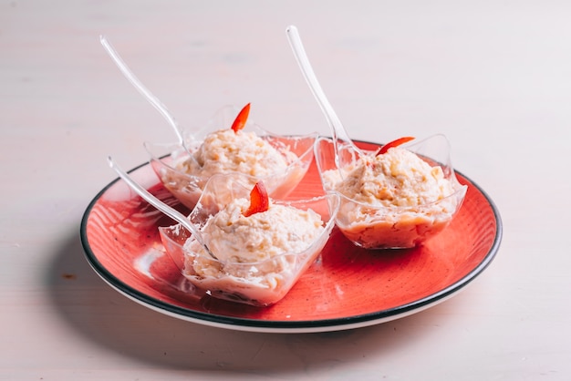 Tradycyjna hiszpańska rosyjska sałatka z tuńczykiem na talerzu