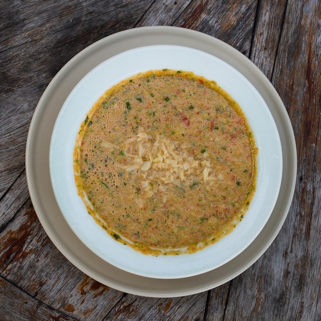 Tradycyjna hiszpańska zimna zupa gazpacho na drewnianym stole