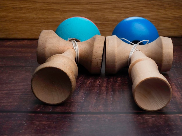 Tradycyjna japońska drewniana zabawka Kendama na drewnianym tle Symbol japońskiego chłopca zabawki