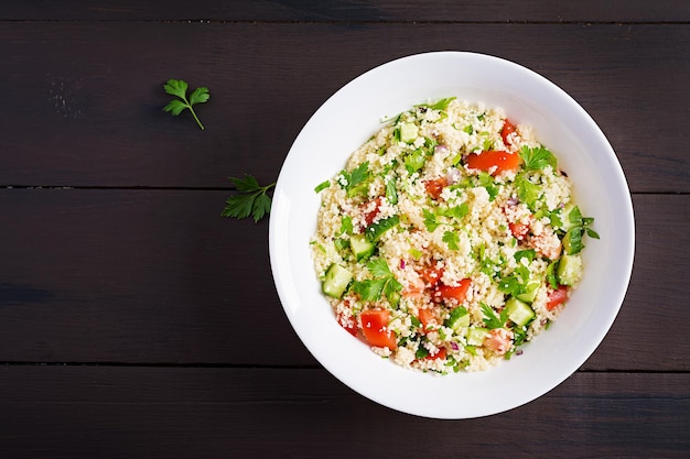 Tradycyjna libańska sałatka Tabbouleh Couscous z pietruszką, pomidorem, ogórkiem, cytryną i oliwą z oliwek Kuchnia Bliskiego Wschodu